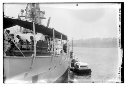 Roosevelt (Theodore Roosevelt Jr.) leaving ILLINOIS LCCN2014716407