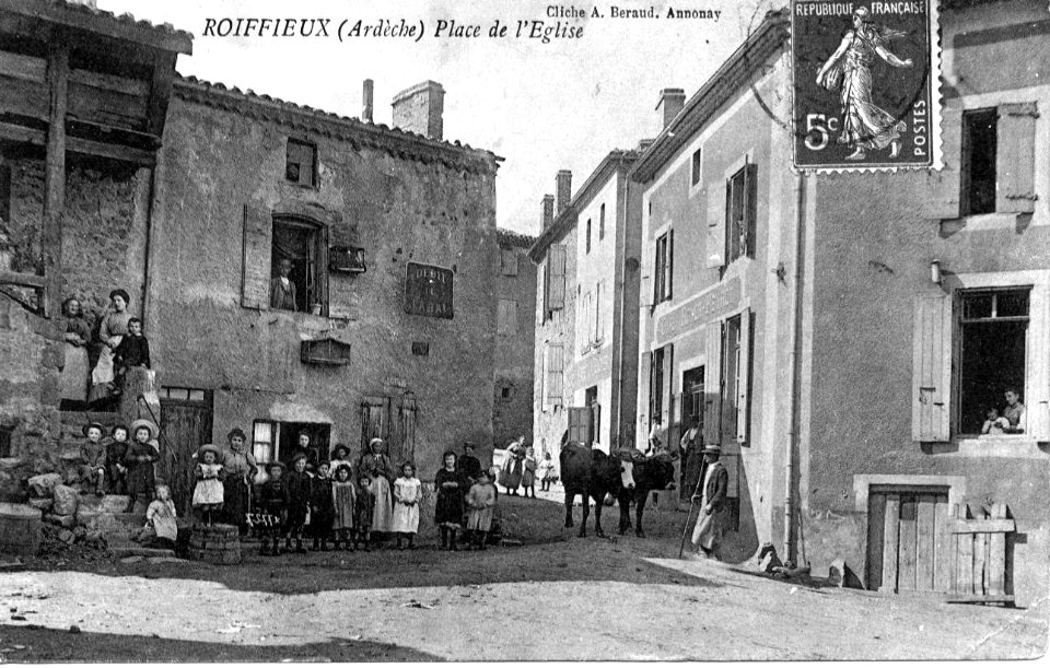 Roiffieux CP cafés anciens