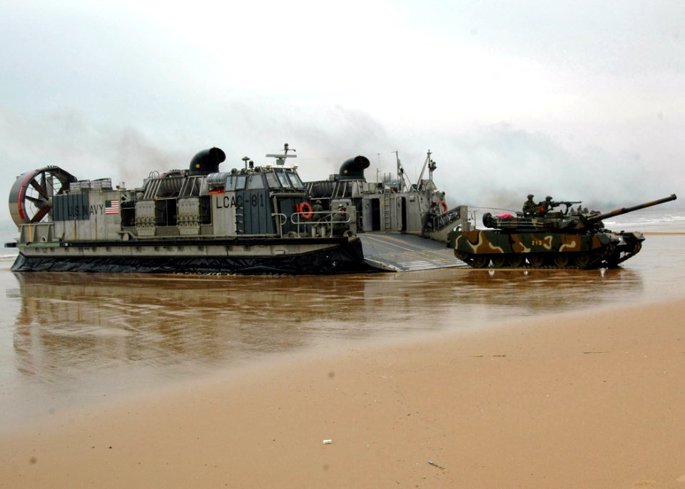 RoK K1 88-Tank landing from LCAC