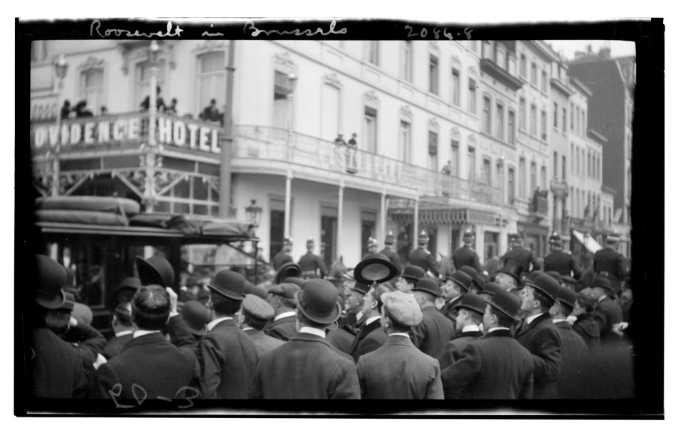 Roosevelt in Brussels. (View from crowd toward balcony of Providence Hotel) LCCN2014707270