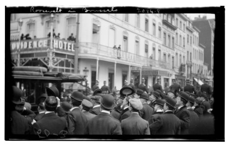 Roosevelt in Brussels. (View from crowd toward balcony of Providence Hotel) LCCN2014707270