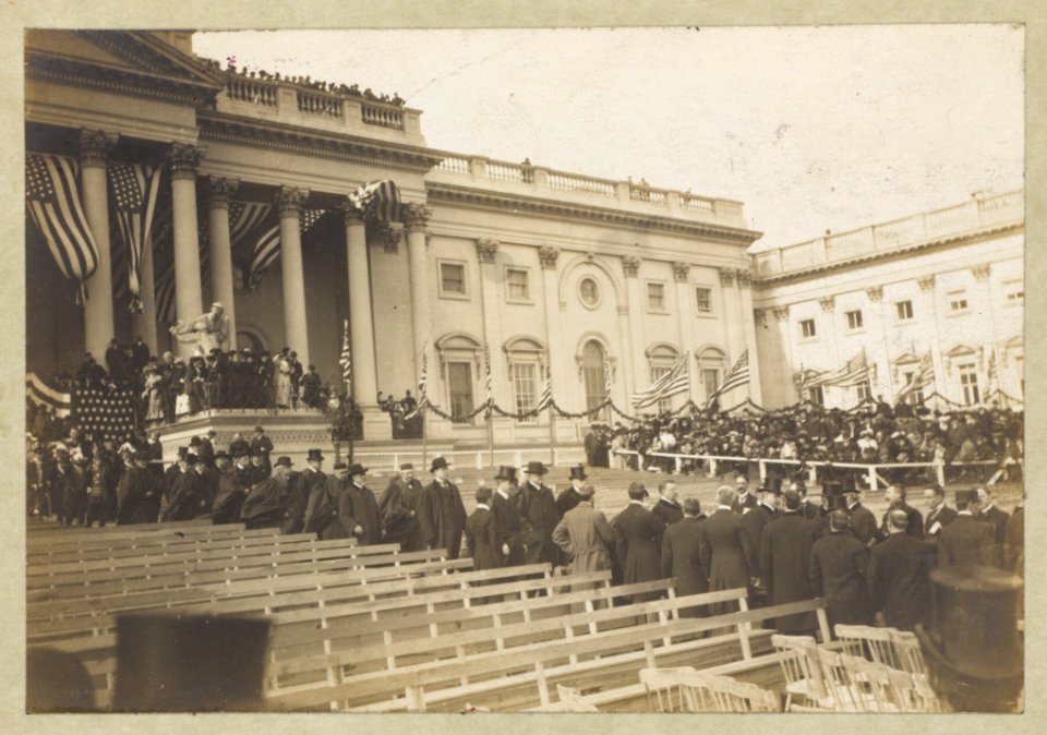 Roosevelt arriving on stand LCCN2013650941 photo