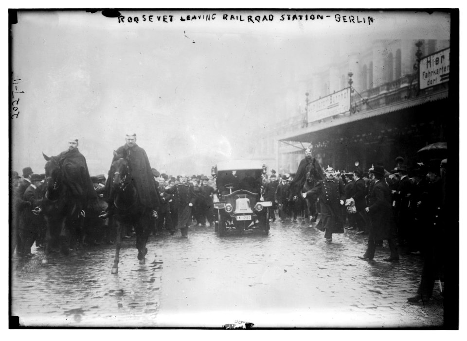 Roosevelt leaving railroad station Berlin. Crowd, car, and men on horseback. LCCN2014688149