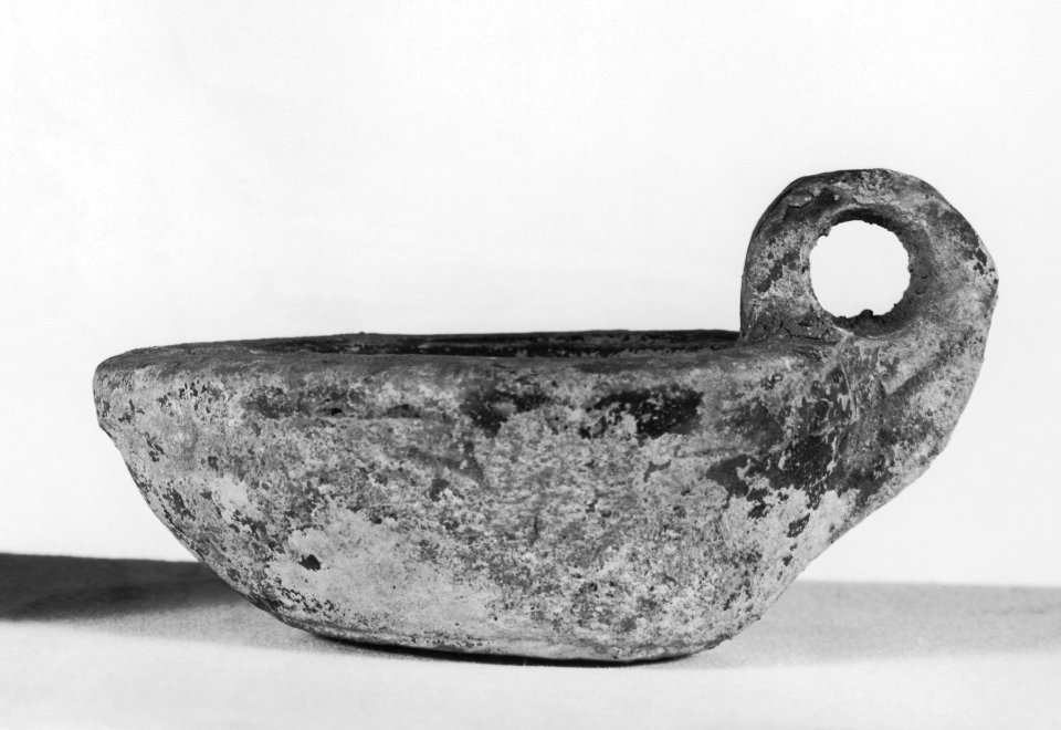 Roman - Oil Lamp with Shell Decor - Walters 48189