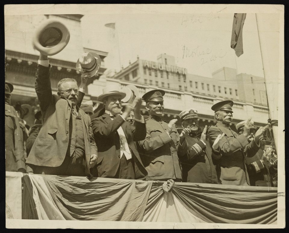 Roosevelt waving hat LCCN2013650870