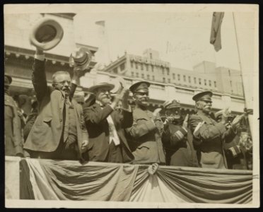 Roosevelt waving hat LCCN2013650870