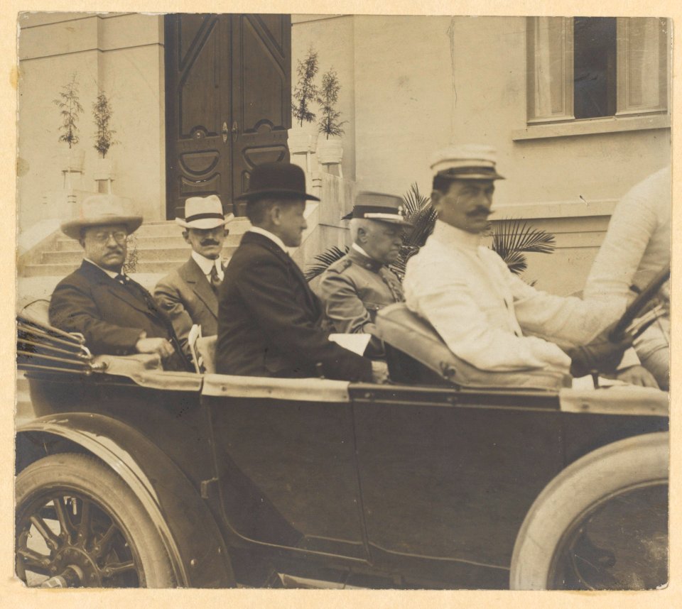 Roosevelt leaving Institute of Butantan with Sec. Altino Arantes LCCN2013651232