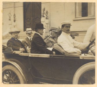 Roosevelt leaving Institute of Butantan with Sec. Altino Arantes LCCN2013651232
