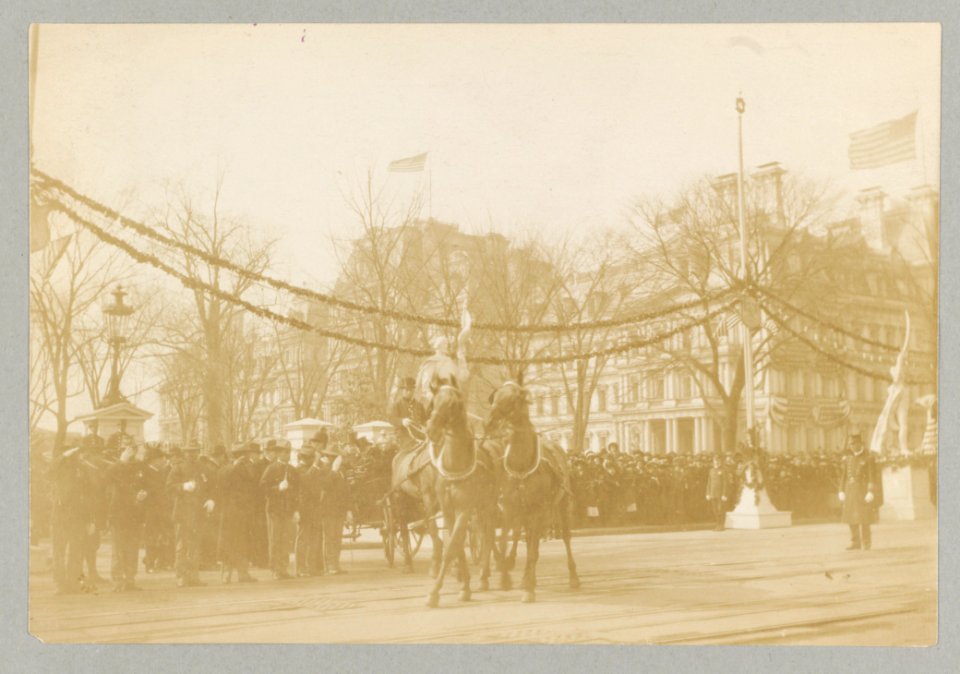 Roosevelt leaving White House LCCN2009634007