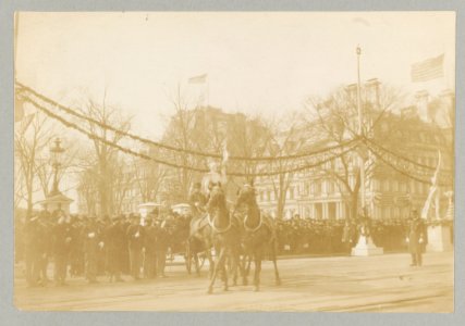Roosevelt leaving White House LCCN2009634007