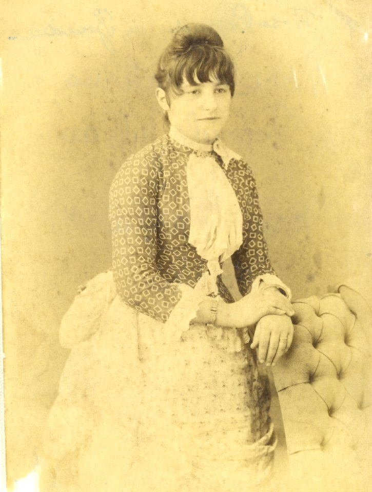 Rosa Carrari y Seghesso- nac.Buenos Aires 25-mayo-1871--5-mayo-1912. Primera esposa de Julián Bourdeu