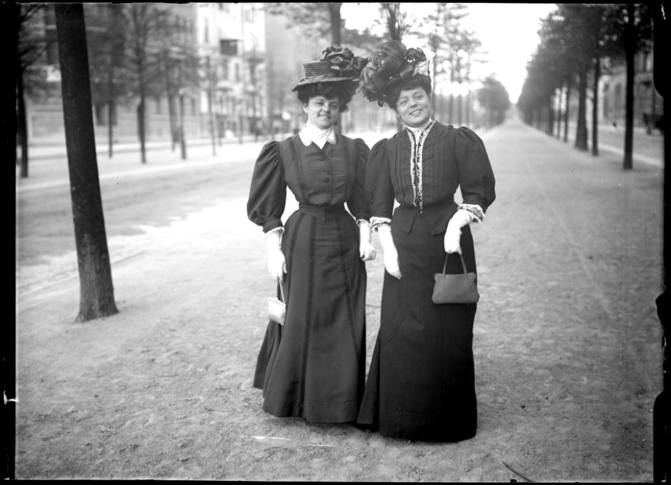Rosa Grünberg and Emma Meissner, actors, undated photo - SMV - NG008