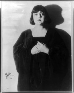 Rosa Ponselle, 1894- , half-length portrait, standing, facing front LCCN2005680267