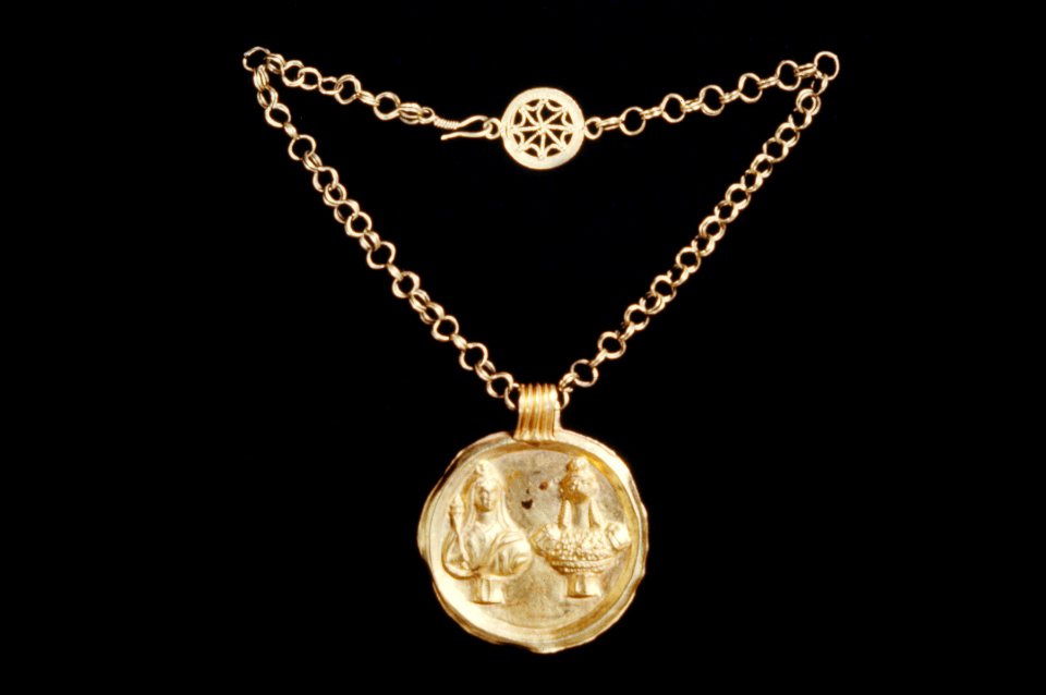 Roman - Necklace and Pendant with Busts of Isis and Haroeris - Walters 57539