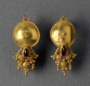 Roman - Pair of Gold Earrings - Walters 571522, 571523