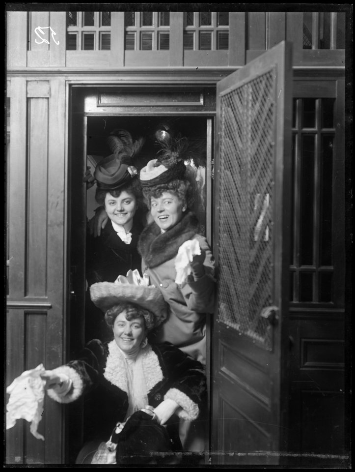 Rosa Grünberg, Emma Meissner and Inga Berentz, actors, group photo 1907 - SMV - NG007