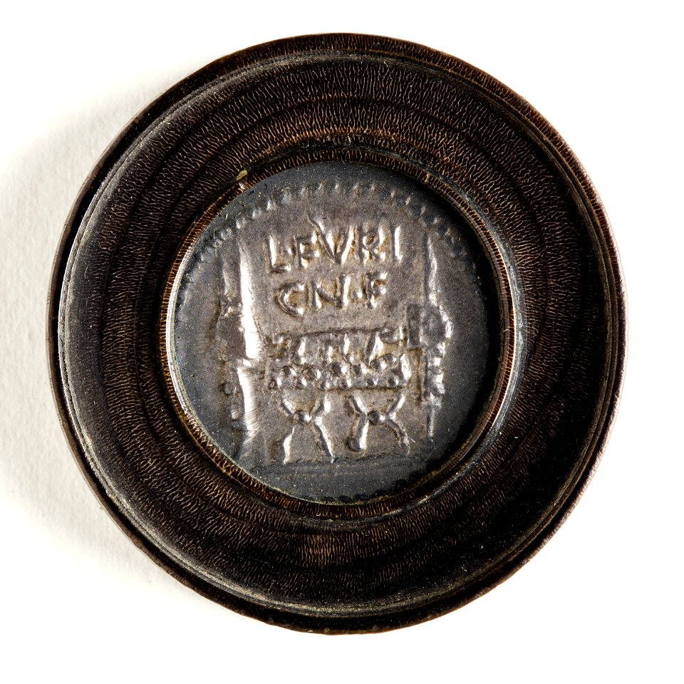 Romerskt silvermynt, 61 f.Kr. Använd som spelmarker - Skoklosters slott - 110678
