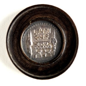 Romerskt silvermynt, 61 f.Kr. Använd som spelmarker - Skoklosters slott - 110678