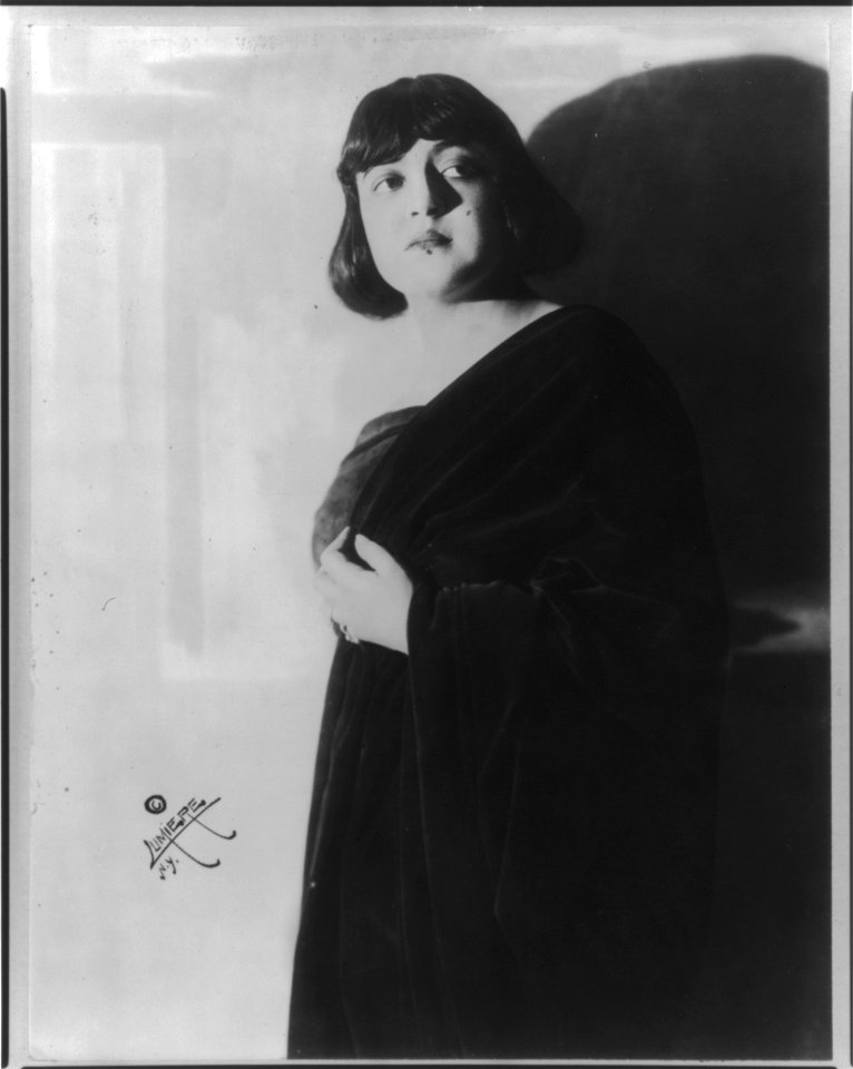 Rosa Ponselle, 1894- , three-quarter length portrait, standing, facing left LCCN2005680266