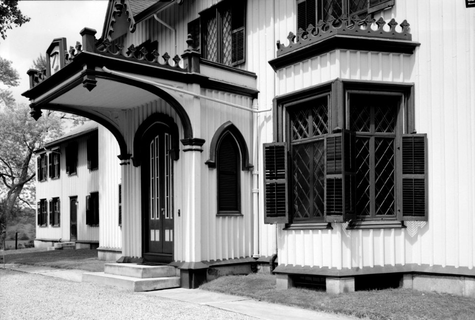 Roseland Cottage (Bowen Cottage) - entryway