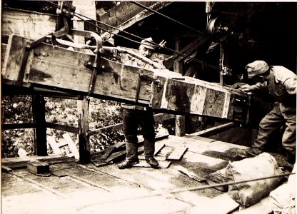Rombonseilbahn.Abfüllen des Wassers in die Forderwagen. (BildID 15495954)