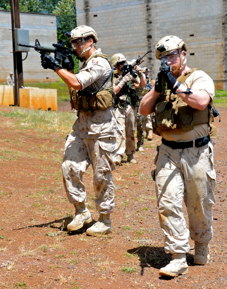 Room clearing exercises, RIMPAC 2014 140703-N-TM257-005