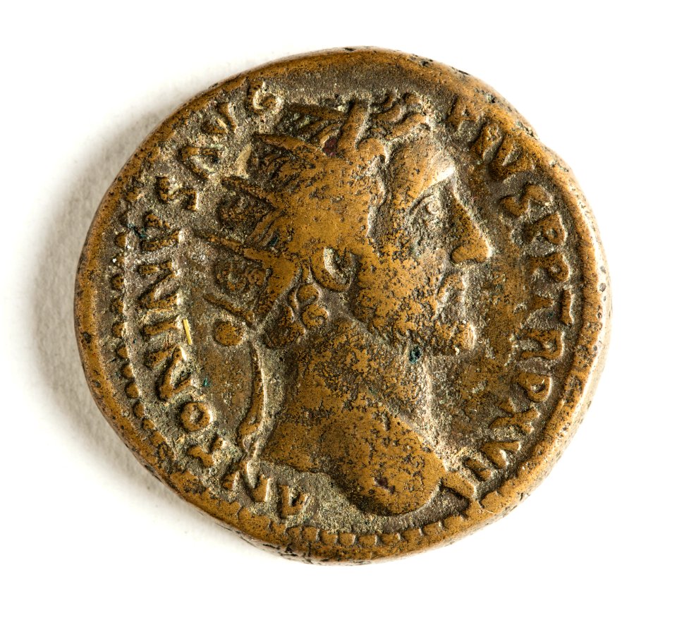 Romerskt bronsmynt med Antoninus Pius, 152-53 - Skoklosters slott - 110746