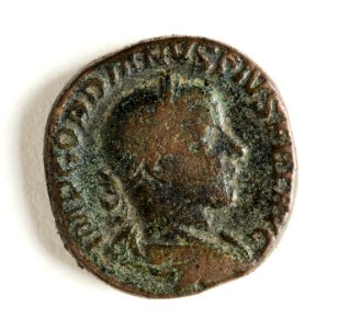 Romerskt bronsmynt med kejsar Gordianus III, 241-243 - Skoklosters slott - 110736