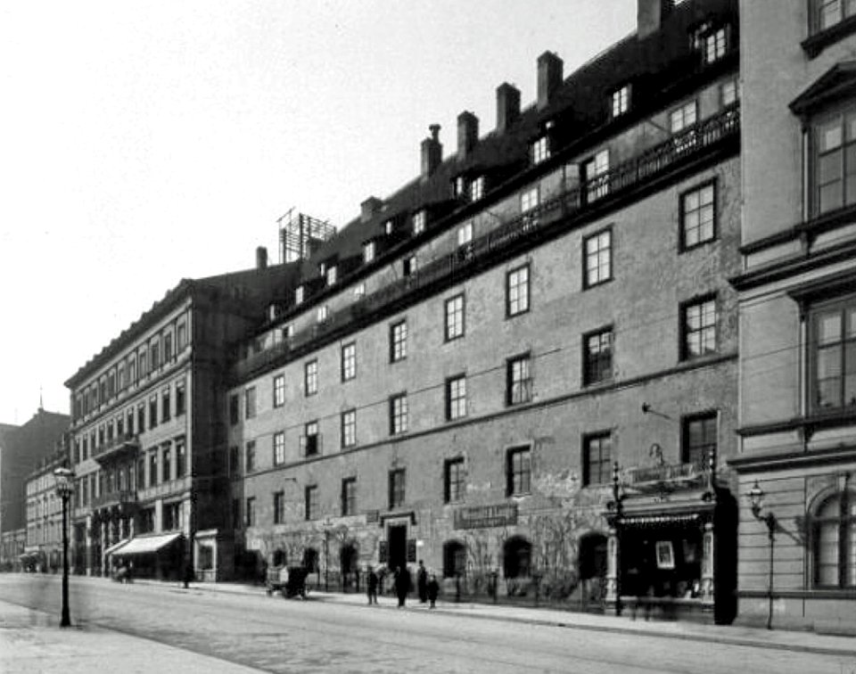 Rotes Kolleg Hinterhaus alt