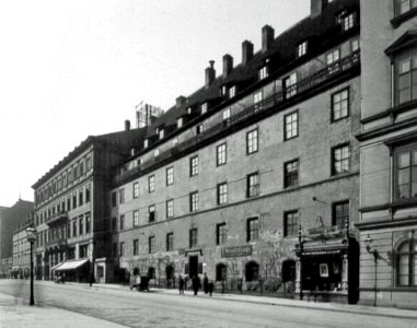 Rotes Kolleg Hinterhaus alt