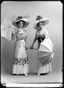 Rosa Grünberg and Emma Meissner in Eva at Oscarsteatern 1912 - SMV - NG015