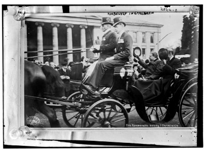 Roosevelt in Christiania. Riding in carriage. LCCN2014688139