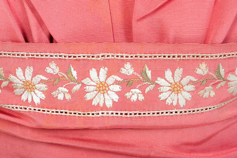 Rosa sidenripsklänning, tvådelad med broderade blommor i vitt och gult. Tillhört Irma von Geijer - Hallwylska museet - 89314
