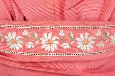 Rosa sidenripsklänning, tvådelad med broderade blommor i vitt och gult. Tillhört Irma von Geijer - Hallwylska museet - 89314 photo