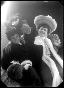 Rosa Grünberg, Emma Meissner and Inga Berentz, actors, group photo 1907 - SMV - NG006