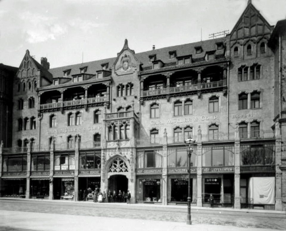 Rotes Kolleg Hinterhaus neu