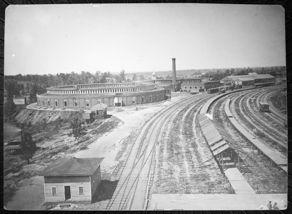 Roundhouse, Chattanooga Railroad, Atlanta., 1864 - NARA - 533127