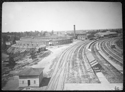 Roundhouse, Chattanooga Railroad, Atlanta., 1864 - NARA - 533127