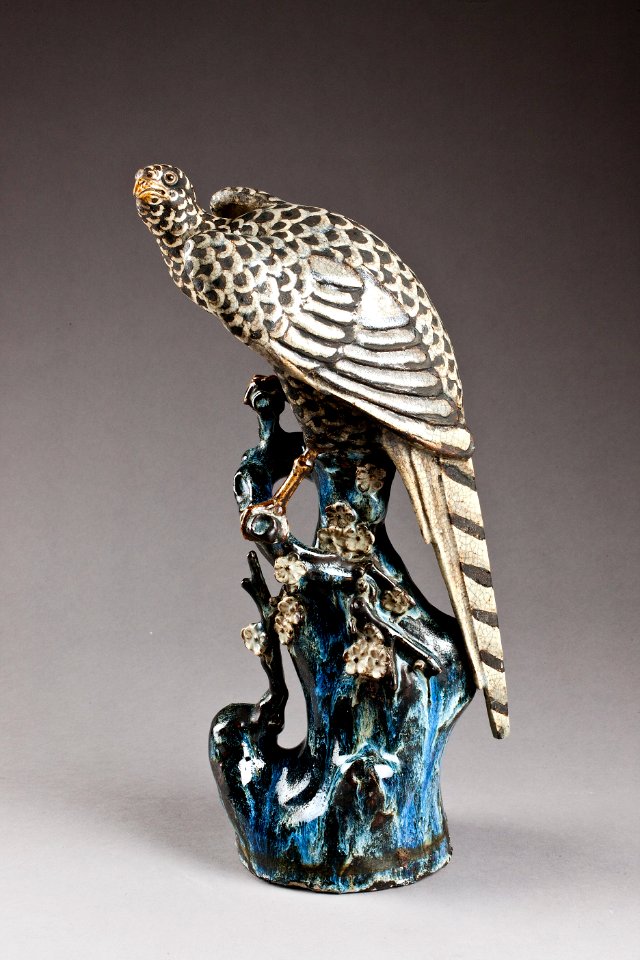 Rovfågel, falk, på trädgren - Hallwylska museet - 96085