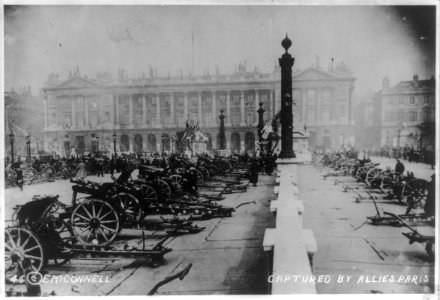 Row of captured German field artillery, Paris LCCN2016648016