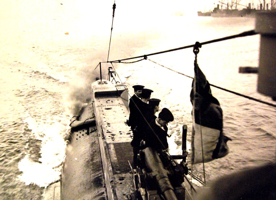 Royal Navy submarine, HMS E34, leaving Harwich Harbor, England (21331933118)
