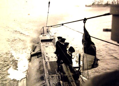 Royal Navy submarine, HMS E34, leaving Harwich Harbor, England (21331933118)