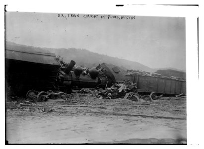 RR train caught in flood, Austin LCCN2014689752