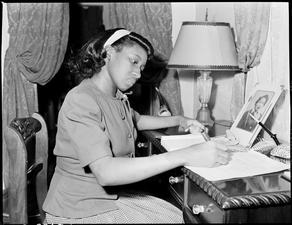 Rozella Armour, daughter of Henry Armour, coal loader, is taking correspondence course. She wants to be a beauty... - NARA - 541491