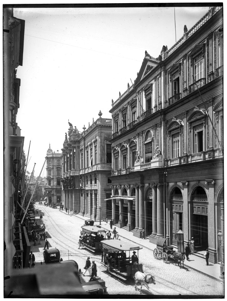Rua Primeiro de Março, à direita, o prédio da Bolsa de Fundos Públicos (ou Bolsa de Valores), atual Centro Cultural Banco do Brasil - 1