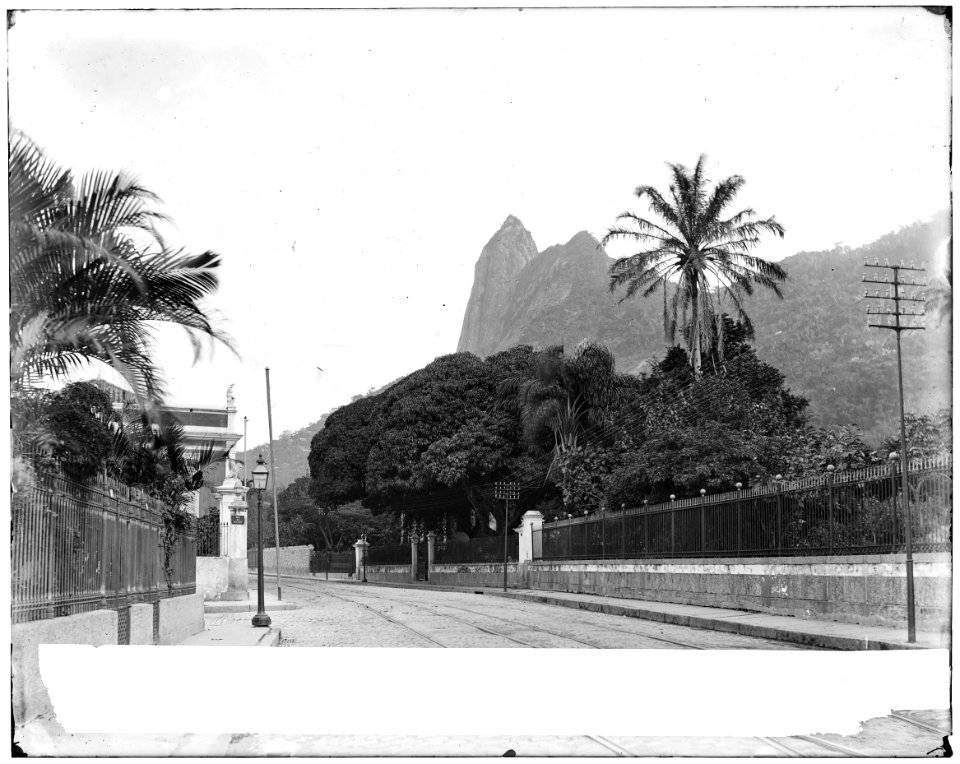 Rua São Clemente, ao fundo o morro do Corcovado - 3
