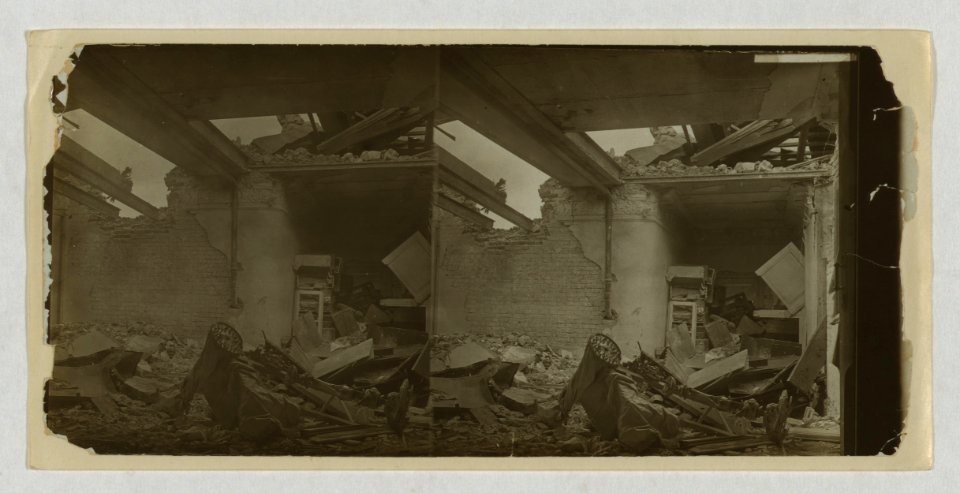 Rubble in a bombed Russian building, Port Arthur LCCN2005678311