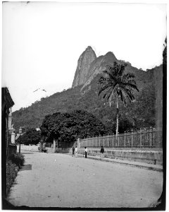 Rua São Clemente, ao fundo o morro do Corcovado - 1