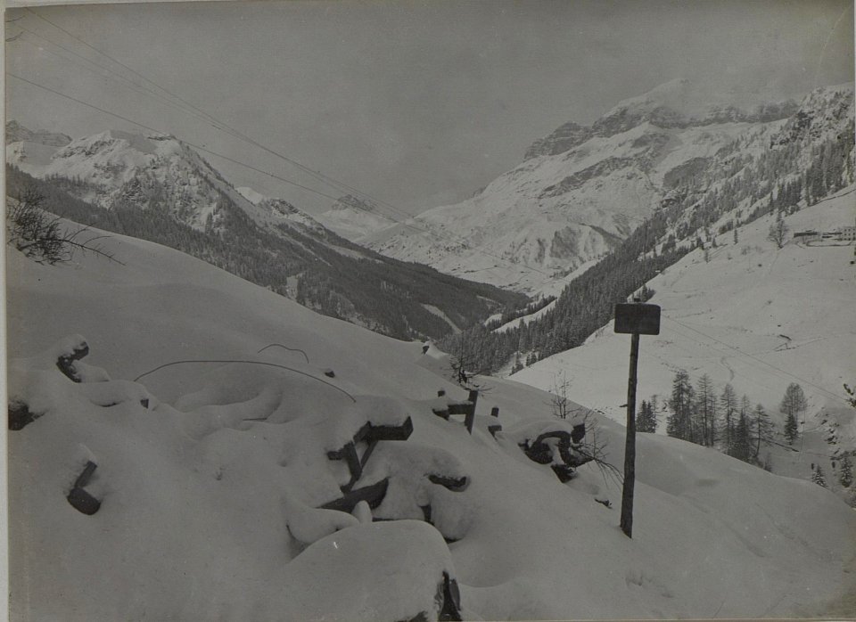 Ruazschlucht, links Ciampovedil, rechts Sellagruppe. (BildID 15459674)