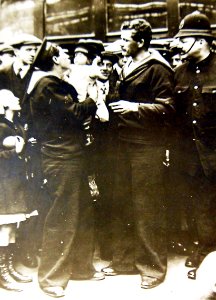 Royal Navy sailor bidding his child goodbye, WWI (30028182240)